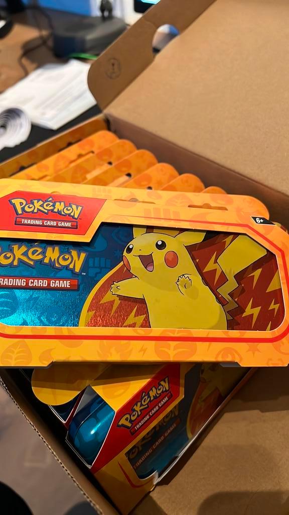 Pokémon TCG - Back to School 2023 Pennendoos 20x, Hobby en Vrije tijd, Verzamelkaartspellen | Pokémon, Zo goed als nieuw, Booster