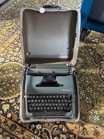 Vintage Olympia Typemachine met Koffer beschikbaar voor biedingen