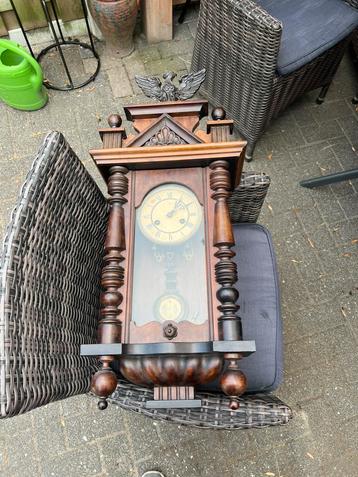 Te koop mooie antieke klok met adelaar in goede staat beschikbaar voor biedingen