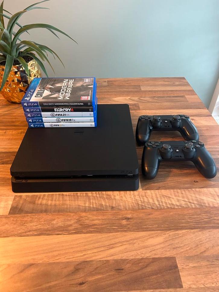 PS4 Slim met 2 controllers en 5 games, Spelcomputers en Games, Spelcomputers | Sony PlayStation 4, Gebruikt, Slim, 500 GB, Met 2 controllers