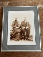 Oude foto in kledendracht in passe partout