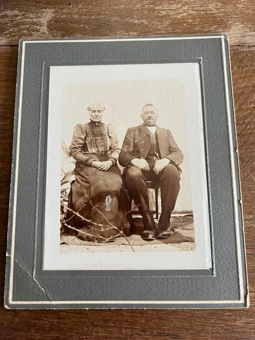 Oude foto in kledendracht in passe partout, Verzamelen, Foto's en Prenten, Gebruikt, Klederdracht, Voor 1940, Ophalen of Verzenden