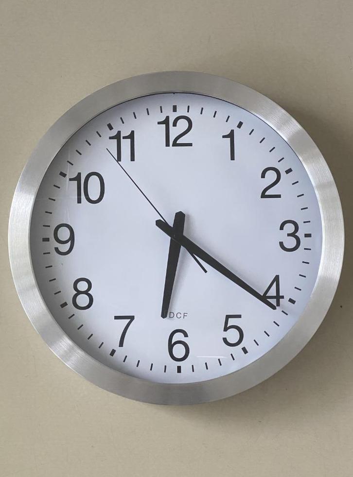 Klok, Huis en Inrichting, Woonaccessoires | Klokken, Zo goed als nieuw, Wandklok, Analoog, Ophalen