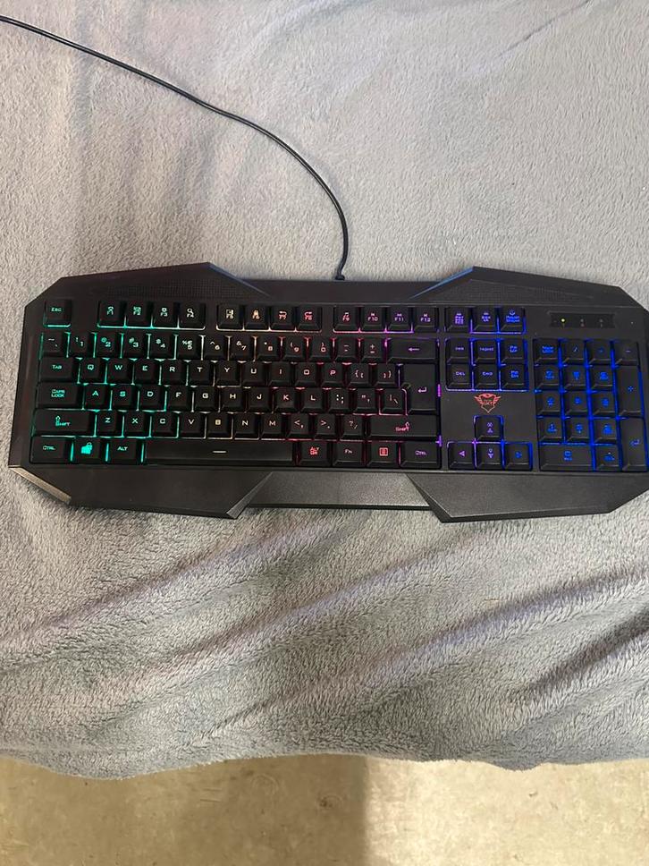 Trust GXT 830-RW Avonn Gaming Toetsenbord – RGB verlichting, Computers en Software, Toetsenborden, Zo goed als nieuw, Gaming toetsenbord