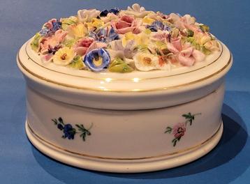 Antieke porseleinen bloemendoos beschikbaar voor biedingen