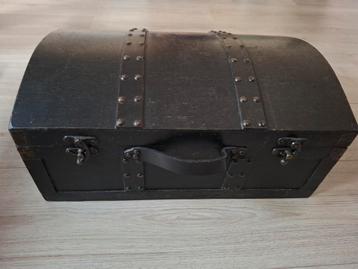 Houten kist zwart / piraten koffer beschikbaar voor biedingen