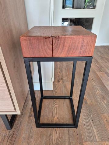 Bijzettafel acaciahout beschikbaar voor biedingen
