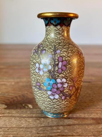 Vaas - Chinese cloisonné - decoratief - met floraal decor beschikbaar voor biedingen