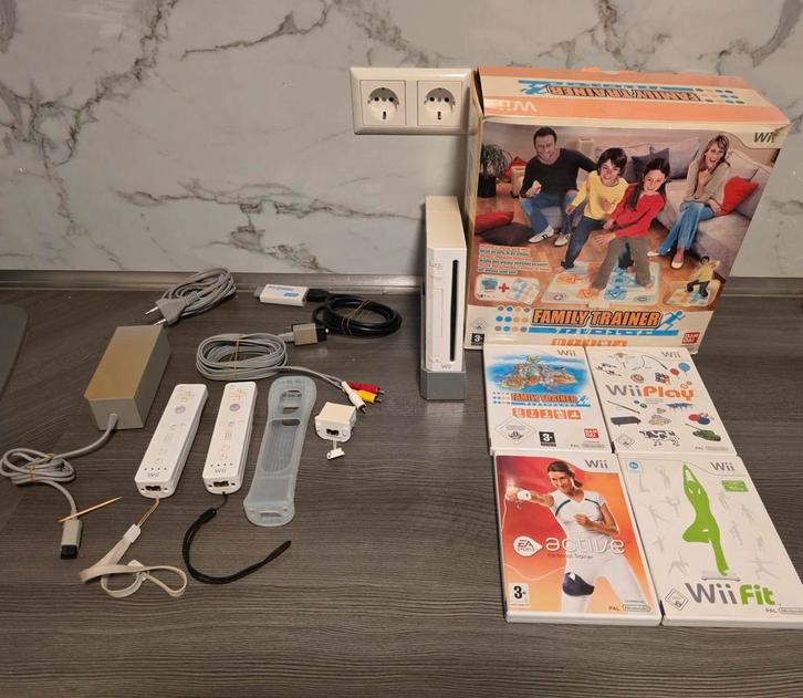 Nintendo Wii set + 2 remotes + Family Trainer + games, Spelcomputers en Games, Spelcomputers | Nintendo Wii, Zo goed als nieuw