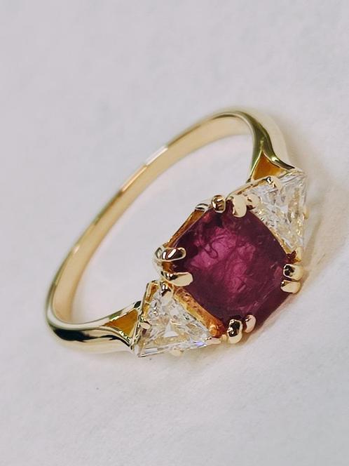 Klassieke gouden ring met robijn 0,75kt en diamanten 0,50kt, Sieraden, Tassen en Uiterlijk, Ringen, Zo goed als nieuw, Dame of Heer