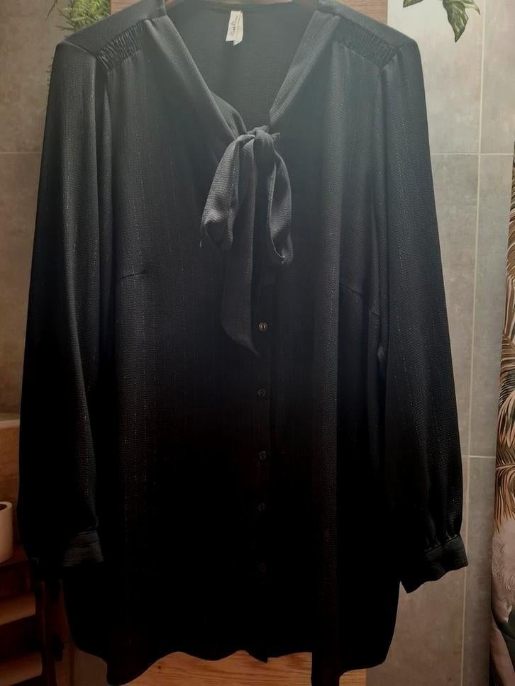 Mooie zwarte strik blouse met dun zilverstreepje, maat 52, Kleding | Dames, Grote Maten, Ophalen of Verzenden, Nieuw, Zwart, Blouse of Tuniek