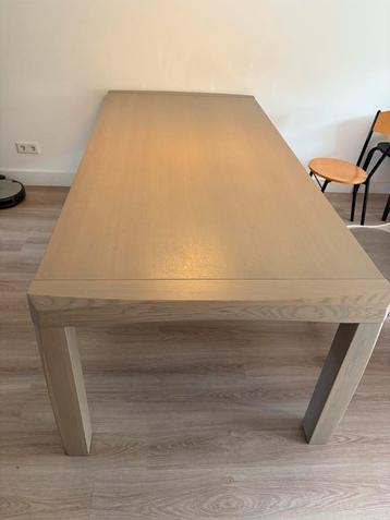 Grote (uitschuifbare) eettafel van massief hout beschikbaar voor biedingen