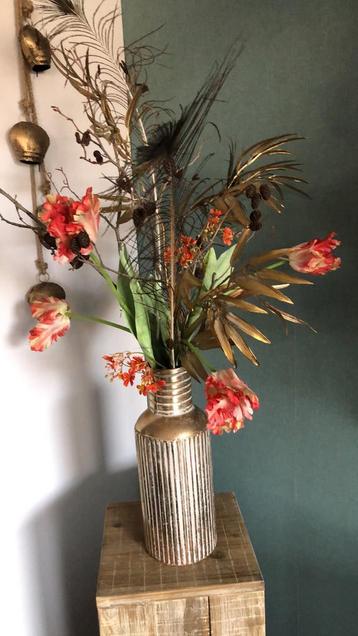 Vaas met zijden bloemen beschikbaar voor biedingen