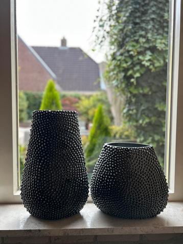 Geote metalen Gutzz vazen met relief beschikbaar voor biedingen