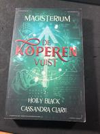 Magisterium: De Koperen Vuist - Holly Black & Cassandra Clar, Ophalen of Verzenden, Zo goed als nieuw