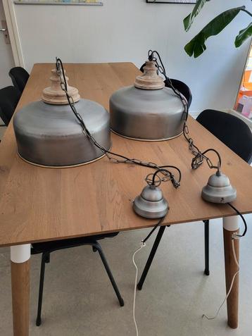 Set van 2 Hanglampen. Grijs van kleur  beschikbaar voor biedingen