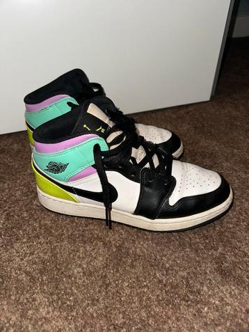 Jordan 1 mid beschikbaar voor biedingen