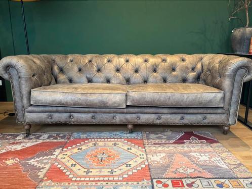 Chesterfield Bank grijs generfd Leer 2.20 breed, Huis en Inrichting, Banken | Bankstellen, Zo goed als nieuw, Rechte bank, Driepersoons