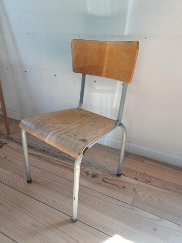Vintage school stoelen x 2 beschikbaar voor biedingen