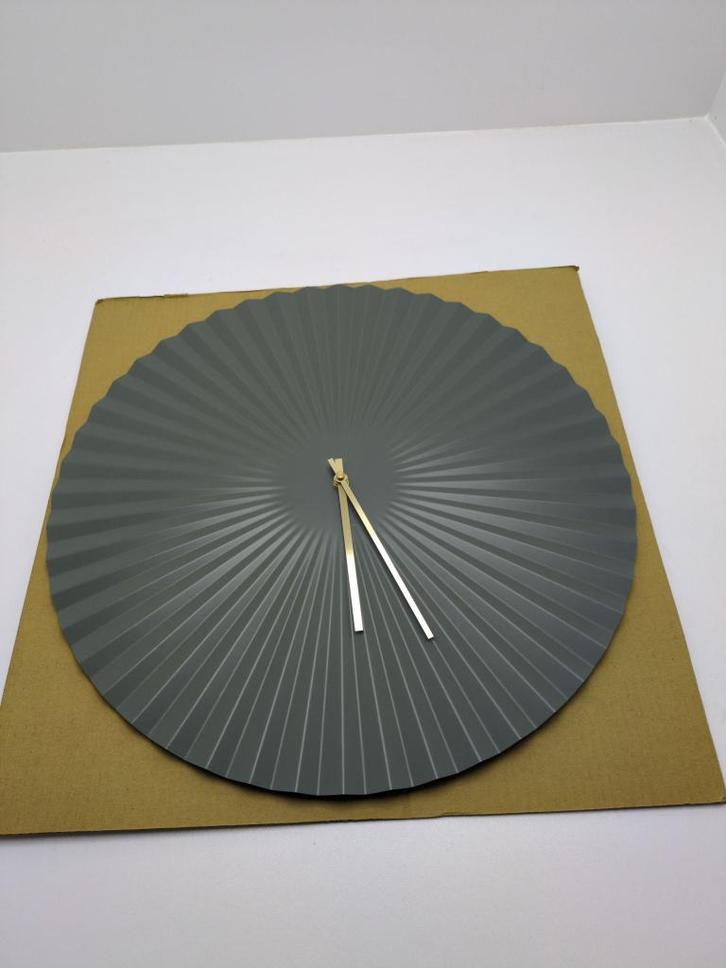 KARLSSON wandklok Sensu XL steel jungle green, doos beschadi, Huis en Inrichting, Woonaccessoires | Klokken, Nieuw, Wandklok, Analoog