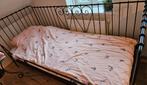 Sierlijk eenpersoonsbed met bijbehorend tafeltje, Ophalen, 85 tot 100 cm, Zo goed als nieuw, Matras