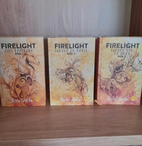 Sophie Jordan - Firelight serie, Boeken, Kinderboeken | Jeugd | 13 jaar en ouder, Zo goed als nieuw, Ophalen of Verzenden