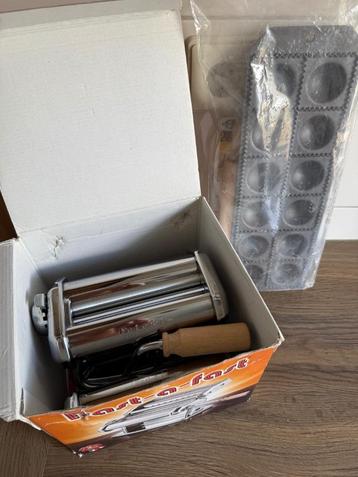 Hand pastamachine Past-a-fast met Ravioli vorm beschikbaar voor biedingen