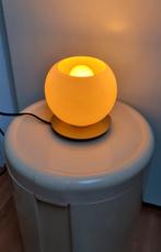 Tafellamp bollamp wit glas melkglas sfeerlicht mooie staat, Huis en Inrichting, Lampen | Tafellampen, Ophalen, Gebruikt, Modern vintage interieur design