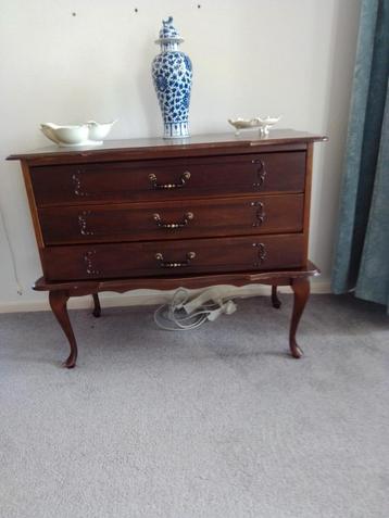 Diverse brocante meubelen beschikbaar voor biedingen