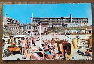 Zandvoort aan Zee: Strandgezicht met Hotel Bouwes, haringkar beschikbaar voor biedingen