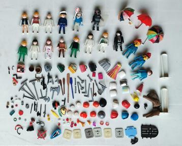 Playmobil poppetjes en van alles en nog wat beschikbaar voor biedingen