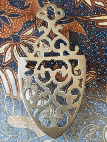 Mooie zware antieke onderzetter uit Engeland 17,7 cm. 1900. beschikbaar voor biedingen