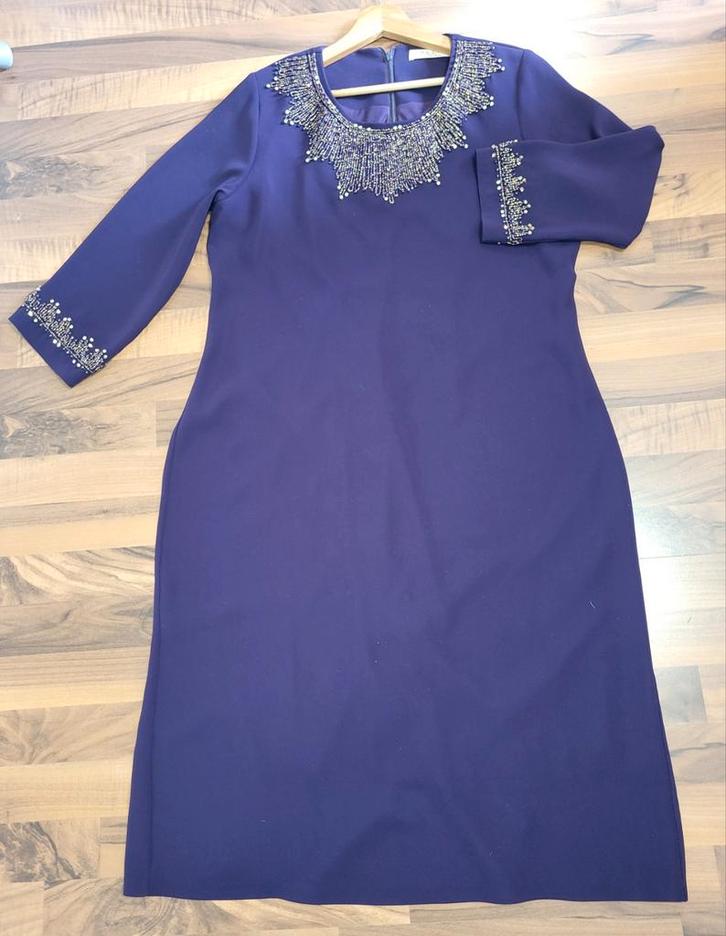 Paarse jurk met kralen - maat 44/46, Kleding | Dames, Jurken, Zo goed als nieuw, Maat 42/44 (L), Paars, Knielengte, Ophalen of Verzenden