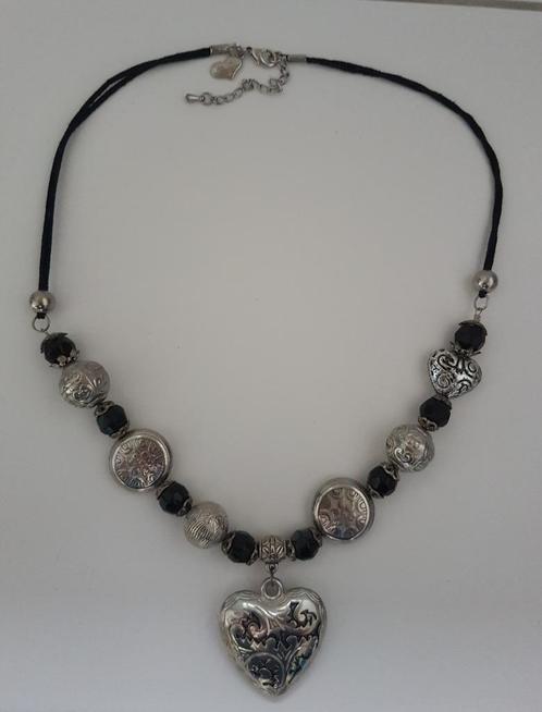 2 KETTINGEN zwart/zilverkleurig/wit. 59 en 40cm omtrek., Sieraden, Tassen en Uiterlijk, Kettingen, Nieuw, Overige materialen, Zwart