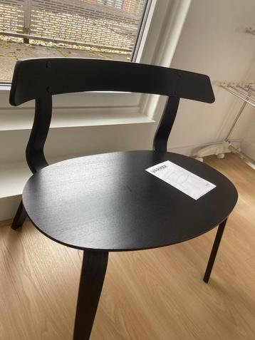 Ikea zwart houten ovalen bankje met leuning beschikbaar voor biedingen