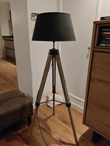 Stijlvolle Staande Lamp met Zwarte Kap beschikbaar voor biedingen