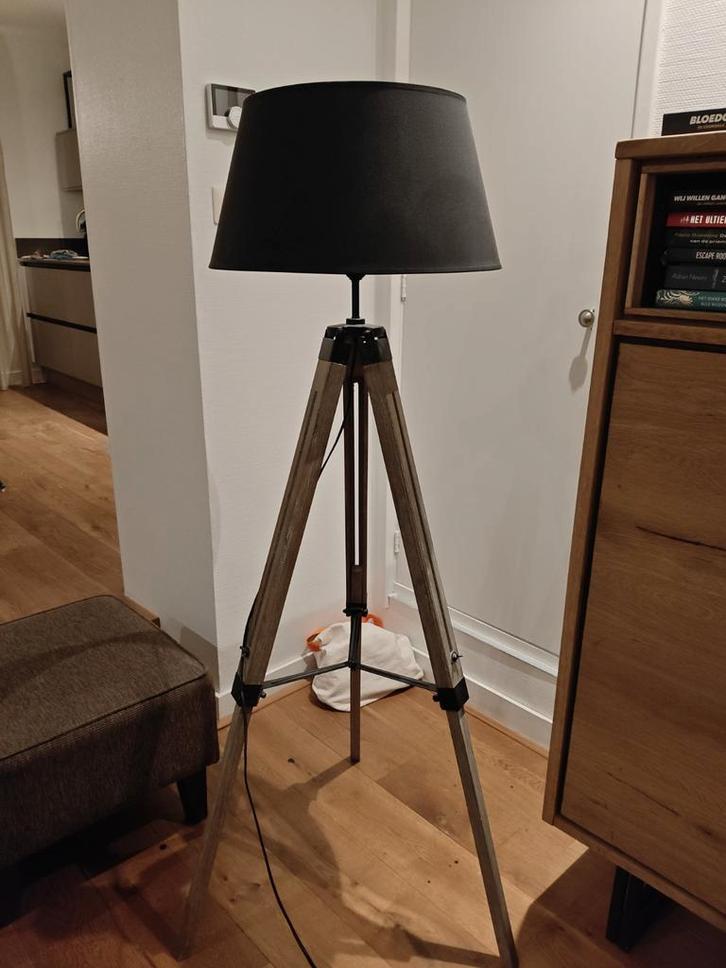 Stijlvolle Staande Lamp met Zwarte Kap, Huis en Inrichting, Lampen | Vloerlampen, Zo goed als nieuw, 100 tot 150 cm, Hout, Metaal