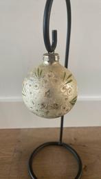 Oude kerstbal met bloemen/besjes, Diversen, Kerst, Ophalen of Verzenden