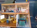 SCHITTEREND POPPENHUIS IN AL ZIJN DETAILS EEN POPPENHUIS ZOA, Verzamelen, Poppenhuizen en Toebehoren, Ophalen of Verzenden, Zo goed als nieuw
