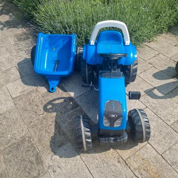 Traptractor met aanhanger  beschikbaar voor biedingen