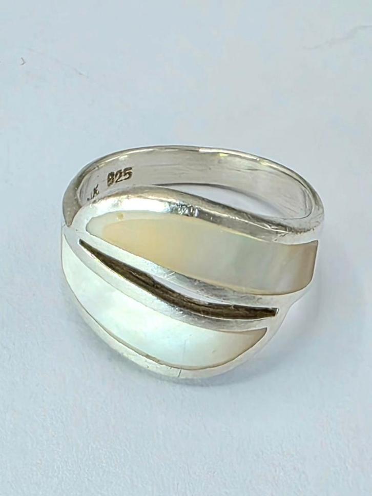 Zilveren Ring met Parelmoer, Sieraden, Tassen en Uiterlijk, Ringen, Zo goed als nieuw, Dame, Kleiner dan 17, Zilver, Zilver, Verzenden