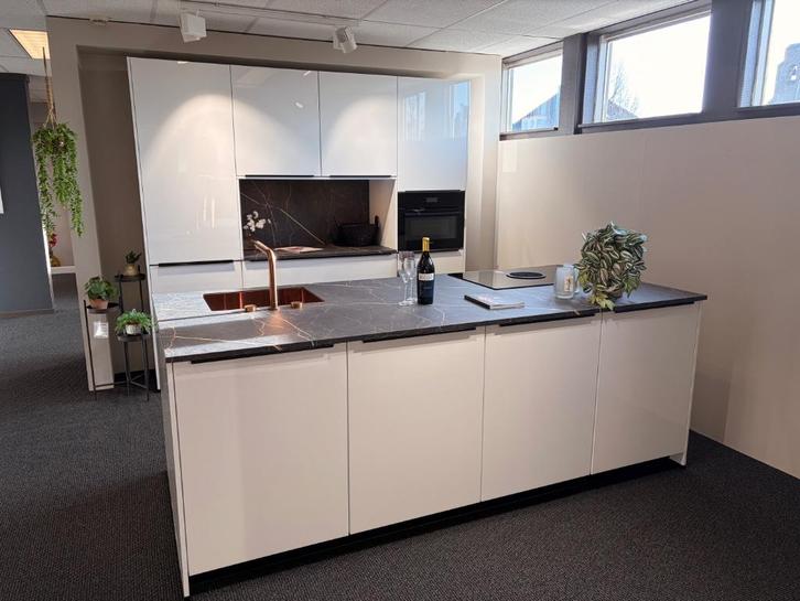 Flash Wit (SHOWMODEL), Huis en Inrichting, Keuken | Complete keukens, Nieuw, Overige typen, Wit, Kunststof, Met kookeiland, Hoogglans of Gelakt