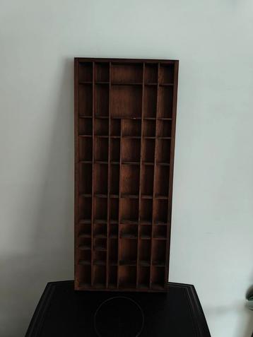 Letterbak donker hout beschikbaar voor biedingen