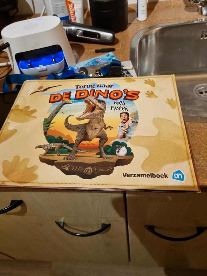 De Dino's met Freek - Verzameldboek Albert Heijn, Verzamelen, Supermarktacties, Albert Heijn, Verzenden