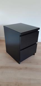 Ikea nachtkastje met bijbehorende glasplaat ter bescherming, Huis en Inrichting, Slaapkamer | Nachtkastjes, Ophalen of Verzenden
