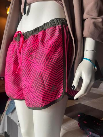 Mooie sportshorts beschikbaar voor biedingen