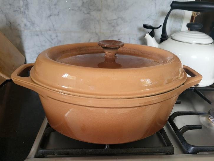 Invicta gietijzeren ovale braadpan 29cm faitout beige bruin, Huis en Inrichting, Keuken | Potten en Pannen, Zo goed als nieuw