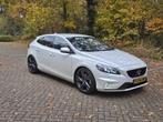 Volvo V40 2.0 R-Design 190 pk - bj. 11/2015, Auto's, Volvo, Voorwielaandrijving, 65 €/maand, Zwart, USB
