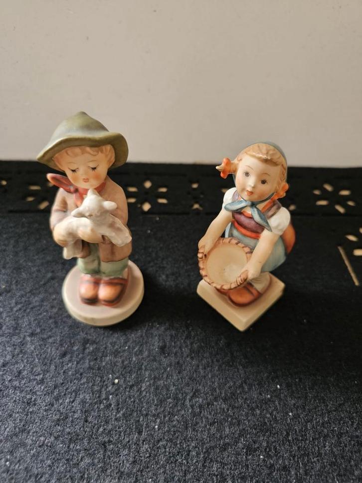 Hummel Beeldjes - Jongen met Lam & Meisje met Mand, Antiek en Kunst, Antiek | Keramiek en Aardewerk, Ophalen of Verzenden