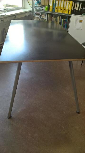 Bureau groot blad beschikbaar voor biedingen